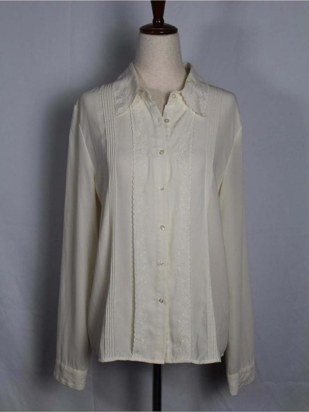 y2k / 90s Jaclyn Smith Embroidered Button Up Blouse